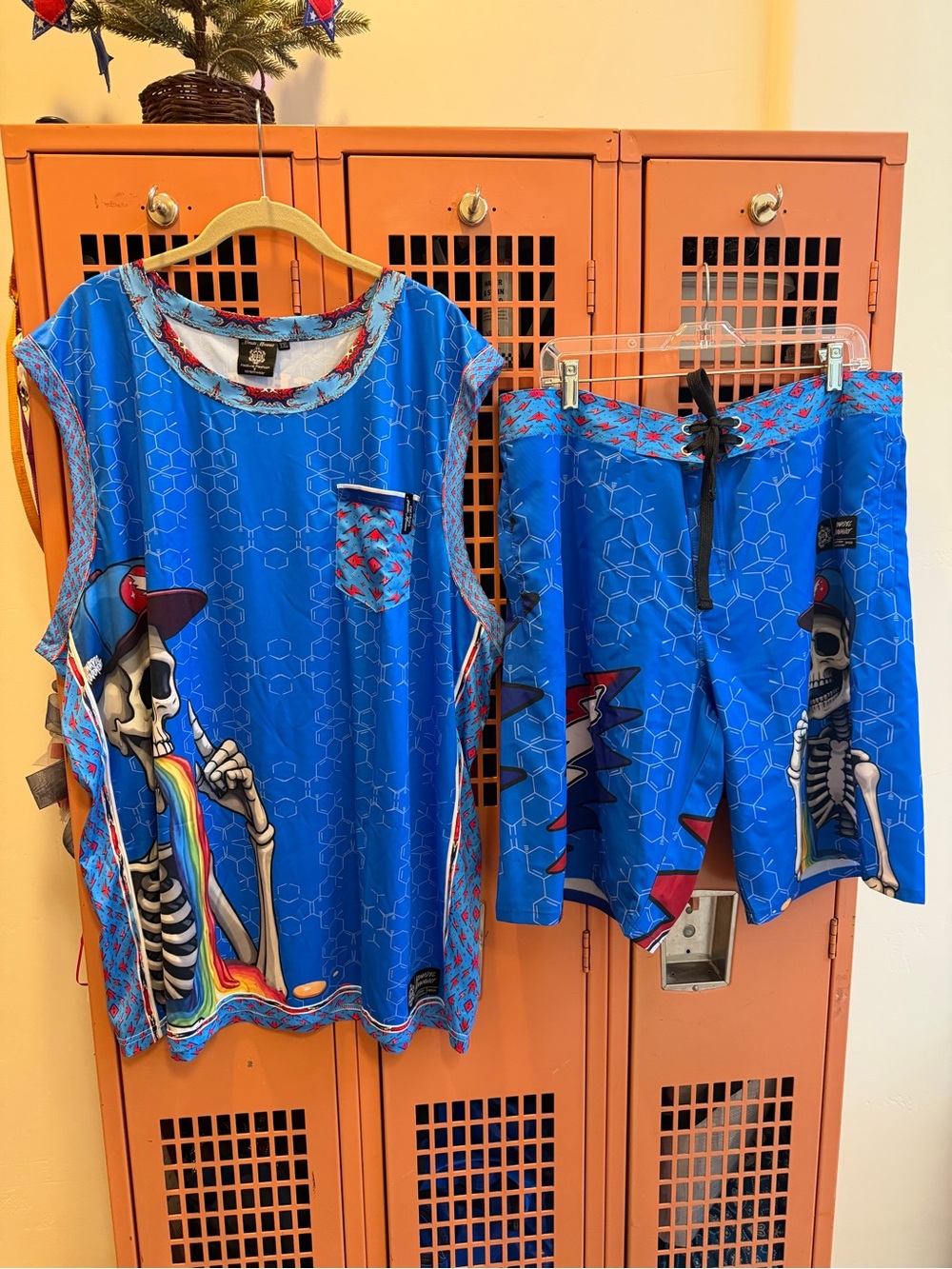 Men's Festival Pool Beach sleeveless tee and board shorts. Size XXL - Picture 6 of 13